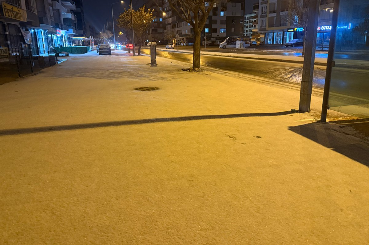 Konya merkezde mevsimin ilk karı yağdı