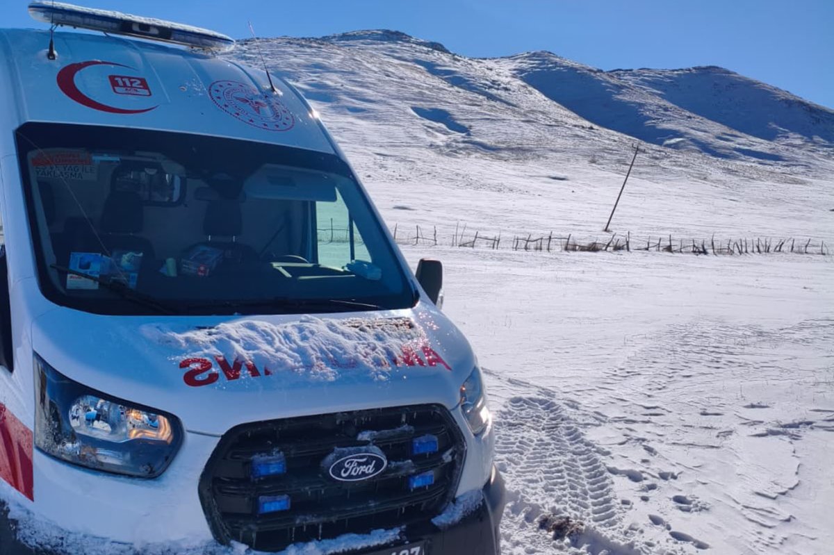 Köy yolları kapalı olan gebe kadın ve yaşlı hasta kurtarıldı