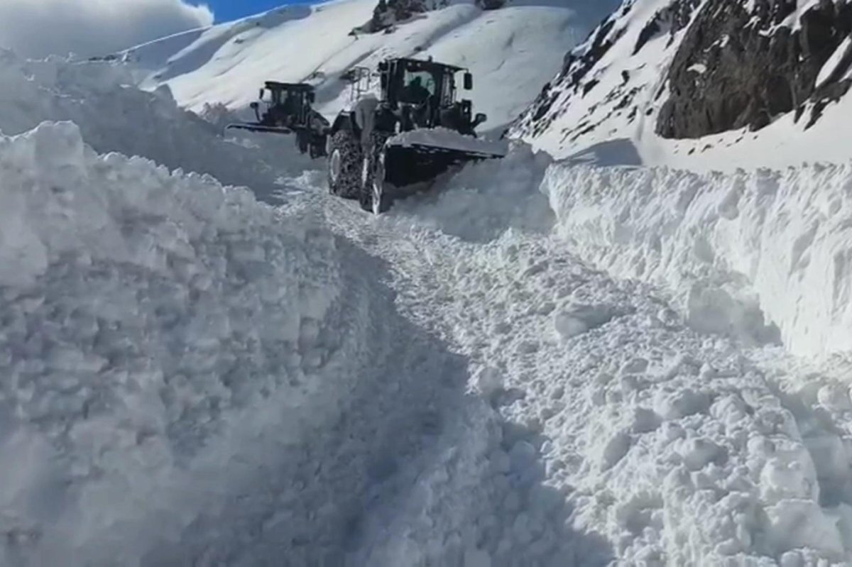 Şırnak'ta kar yağışı nedeniyle 12 köy yolu ulaşıma kapandı