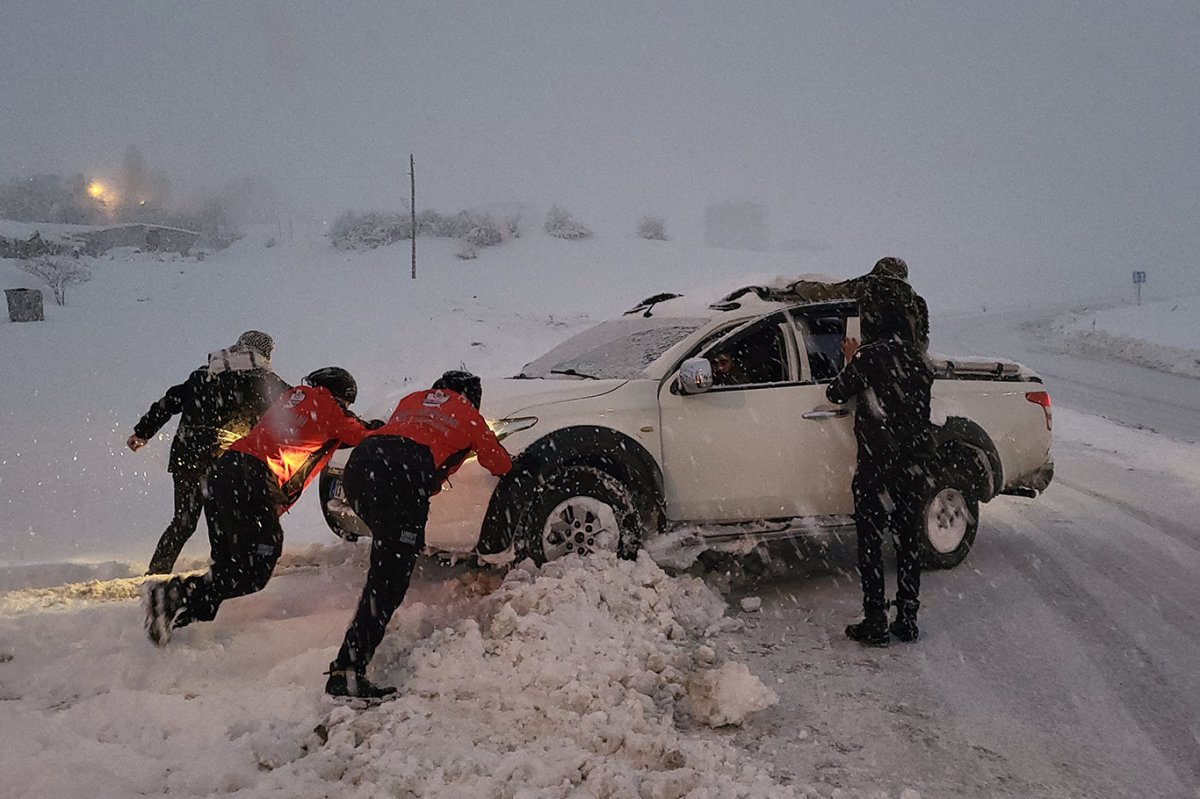 Umut Kervanı’ndan Van'da kar yağışında yolda kalan sürücülere sıcak ikram