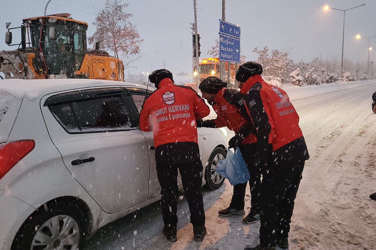 Umut Kervanı’ndan Van'da kar yağışında yolda kalan sürücülere sıcak ikram