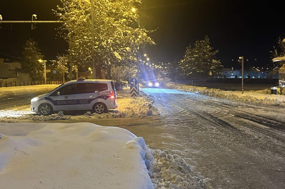 Diyarbakır'da buzlanma nedeniyle ağır tonajlı araçlar yolda kaldı