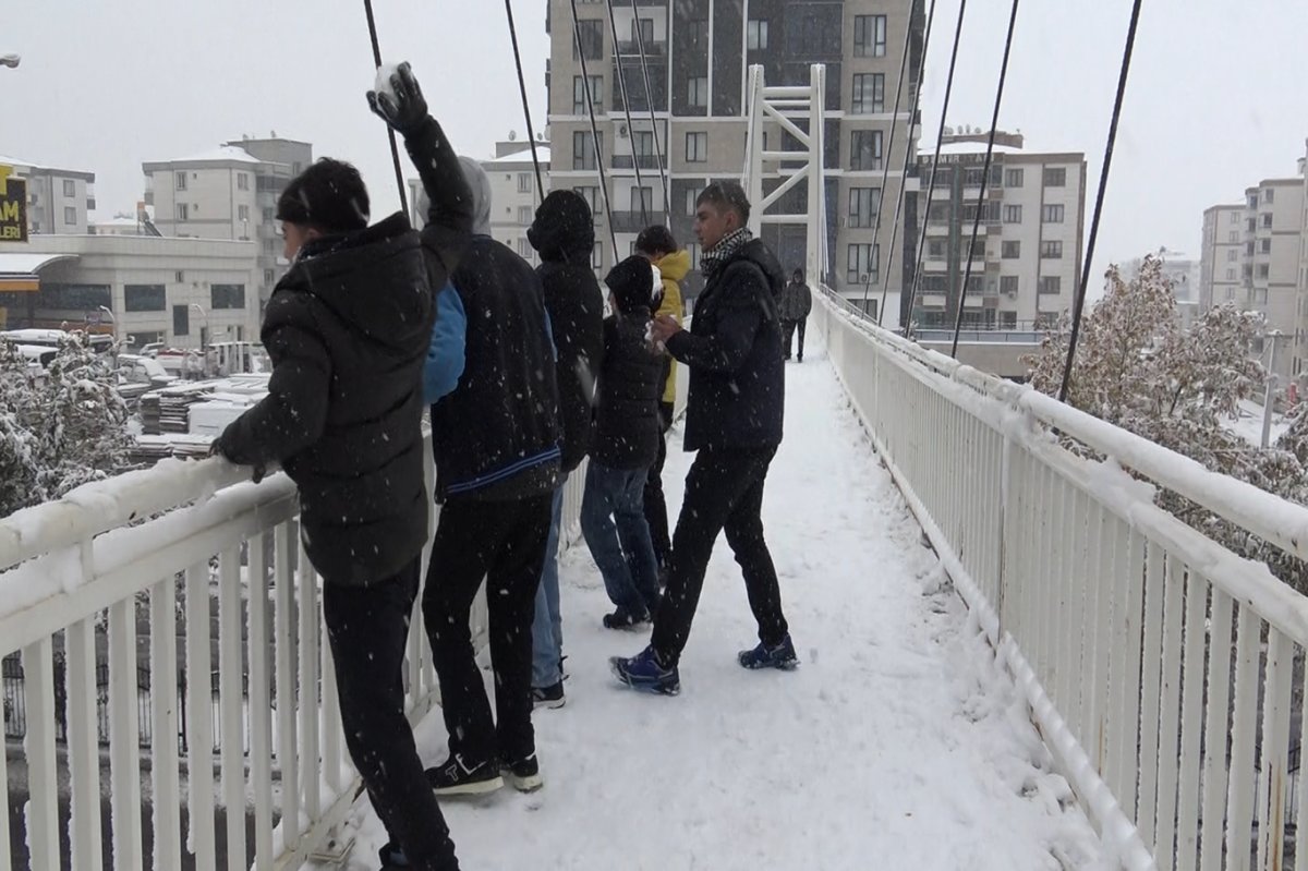 Diyarbakır’da tehlikeli kar oyunu: Sürücüler zor anlar yaşadı