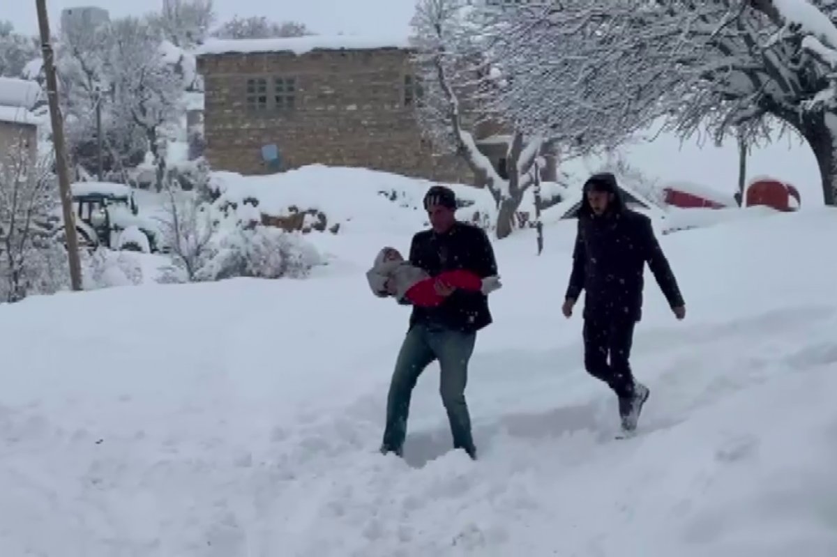 Kar altında zamanla yarış: 3 yaşındaki çocuk hastaneye ulaştırıldı
