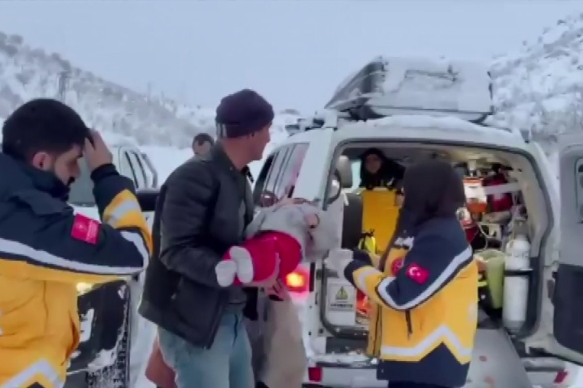 Kar altında zamanla yarış: 3 yaşındaki çocuk hastaneye ulaştırıldı