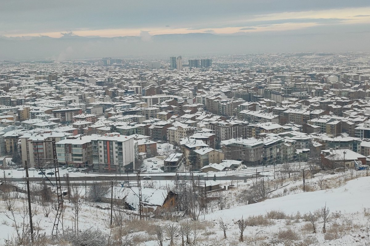 Malatya'da kış mevsiminin ilk kar yağışı: Sevinç ve mağduriyet bir arada