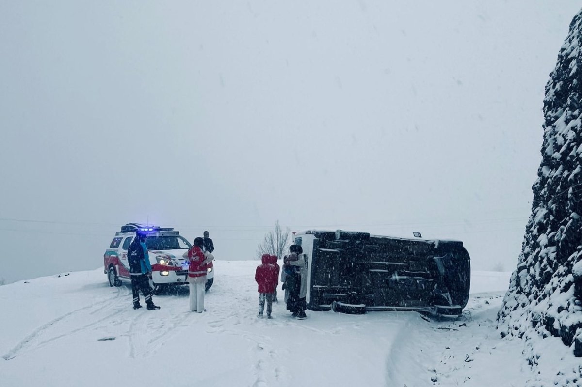 Okul servisi şarampole yuvarlandı: 6 yaralı