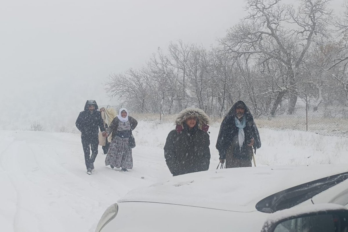 Siirt’te hasta vatandaş, ambulans ve mahsur kalan araçlar kurtarıldı