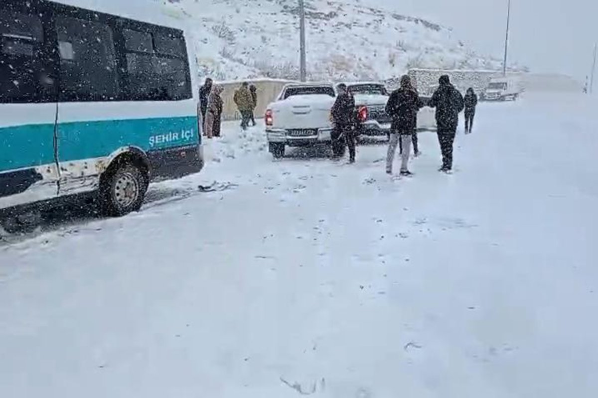 Şırnak’ta yollar buz pistine döndü