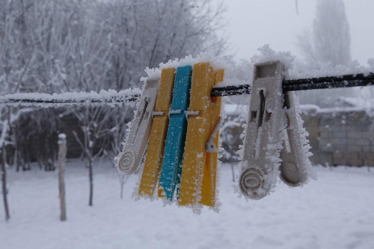 Ağrı’da Murat Nehri buz tuttu, şehirde sis görüş mesafesini düşürdü