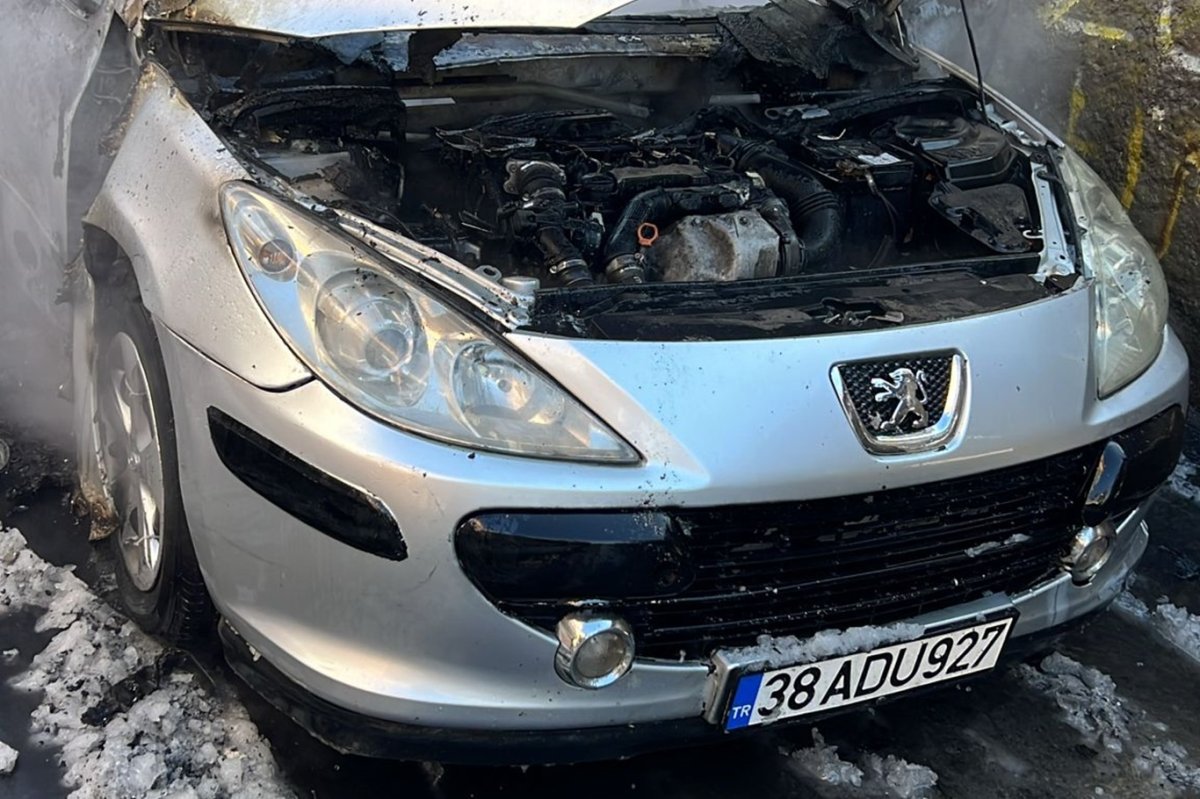 Batman'da park halindeki araçta yangın çıktı