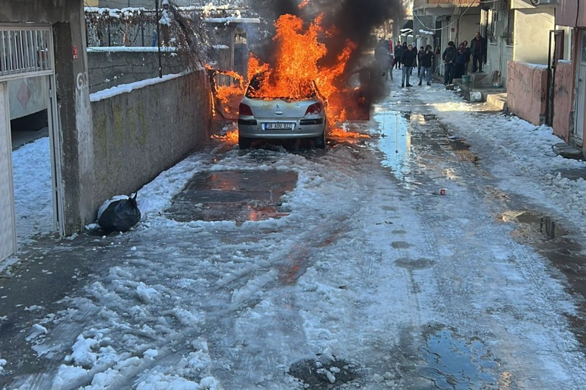 Batman'da park halindeki araçta yangın çıktı