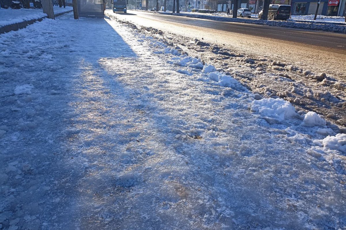 Diyarbakır'da yollar buz pistine döndü