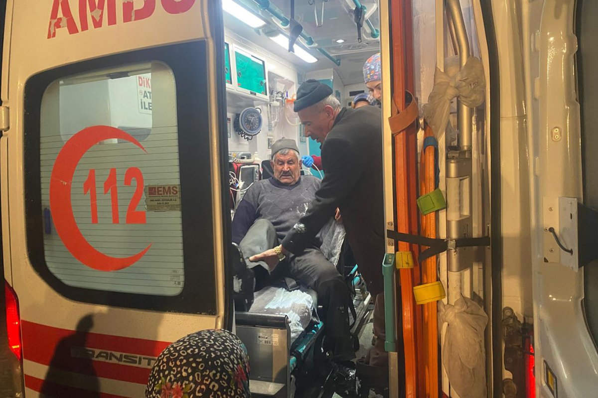 Hasankeyf'te mahsur kalan 80 yaşındaki vatandaş kurtarıldı