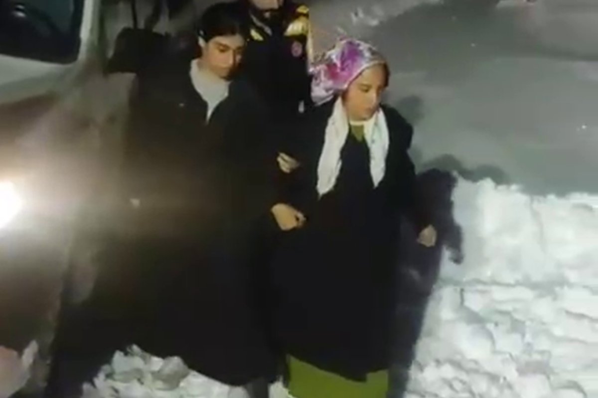 Siirt'te gebe kadın karla mücadele ekiplerinin çalışmasıyla hastaneye ulaştırıldı