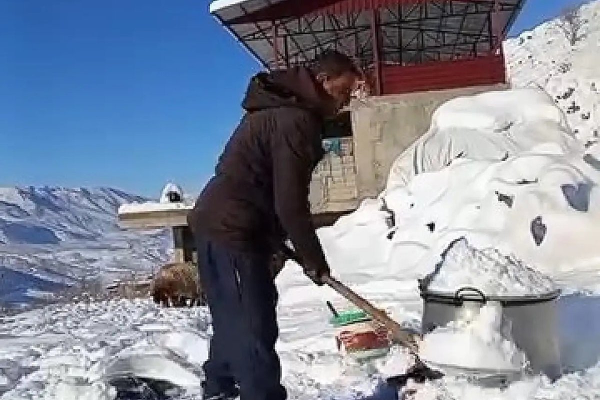 Siirt’te köylüler hayvanlarına eritilmiş kar suyu içiriyor