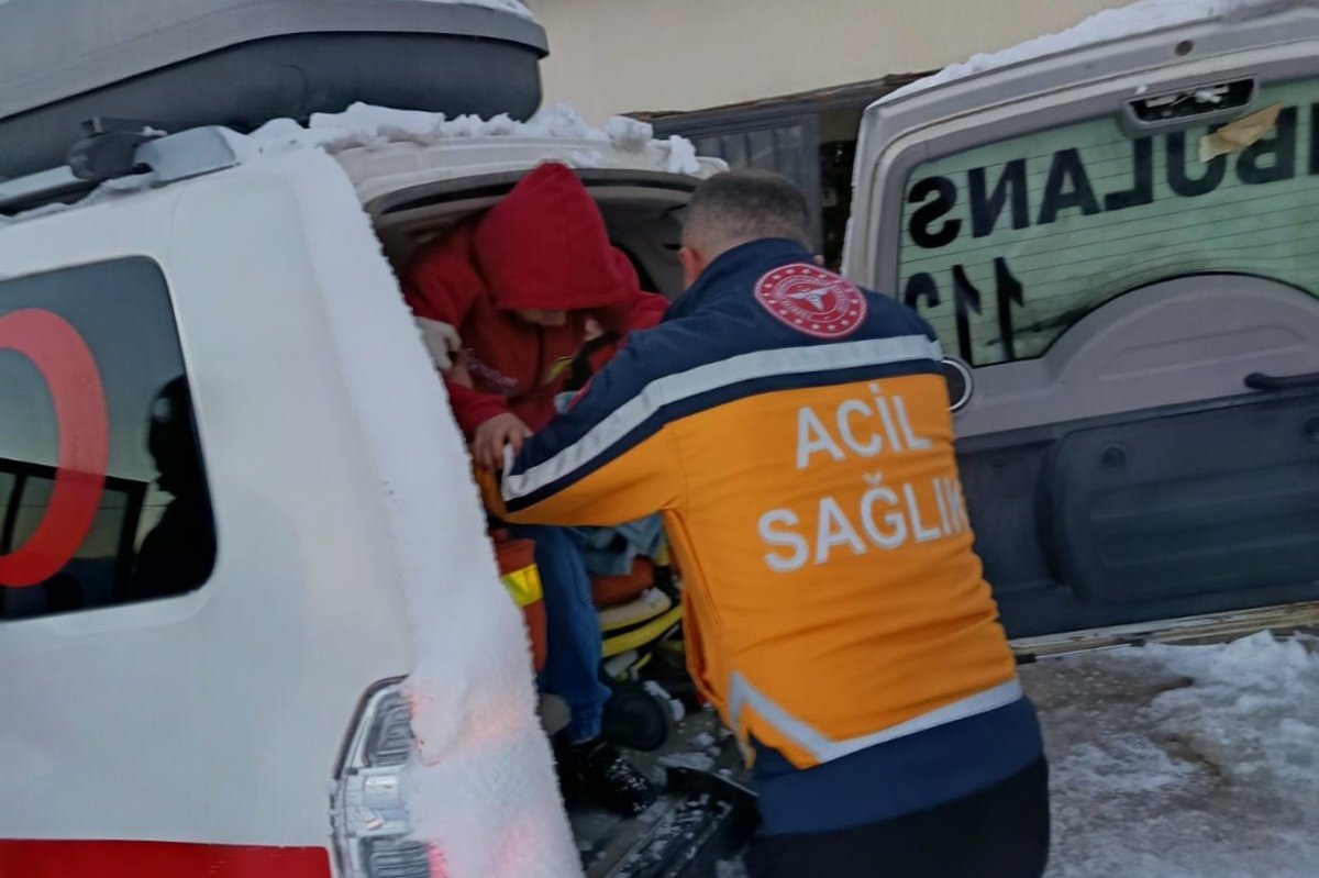 Siirt'te yaralanan 7 yaşındaki çocuk karlı yollar aşılarak hastaneye ulaştırıldı