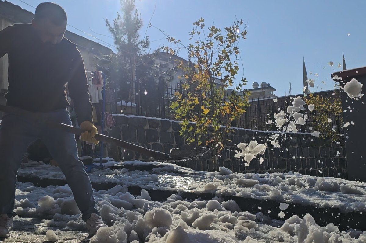 Şırnak Cizre’de kar yağışının yerini güneş aldı