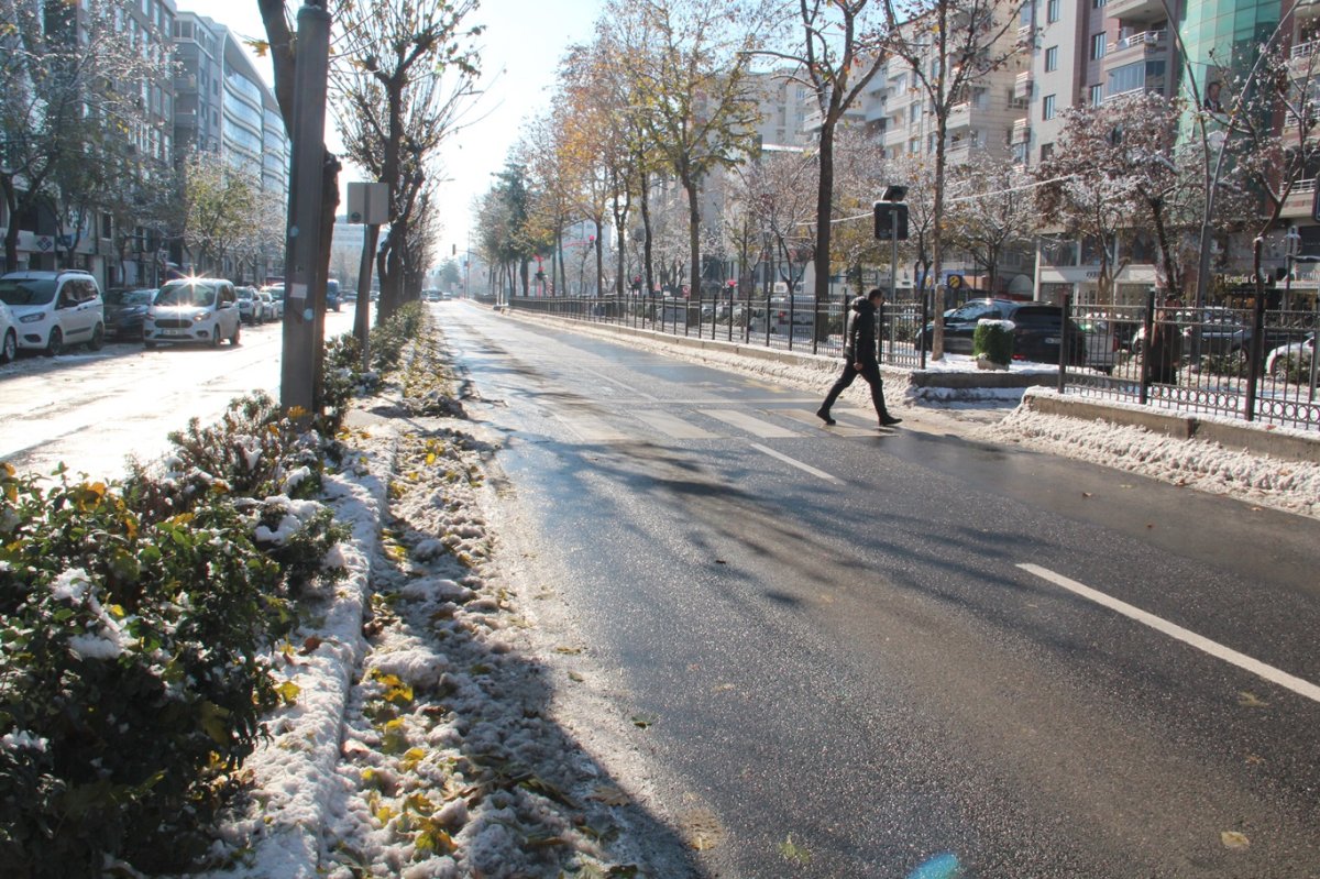 Usta sürüş eğitmenlerinden buzlu yollara karşı hayati uyarılar