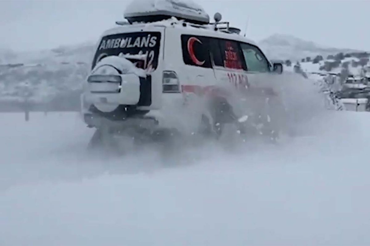 112 kış mücadelesi sürüyor: Paletli ambulanslarla 78 hastaya ulaşıldı