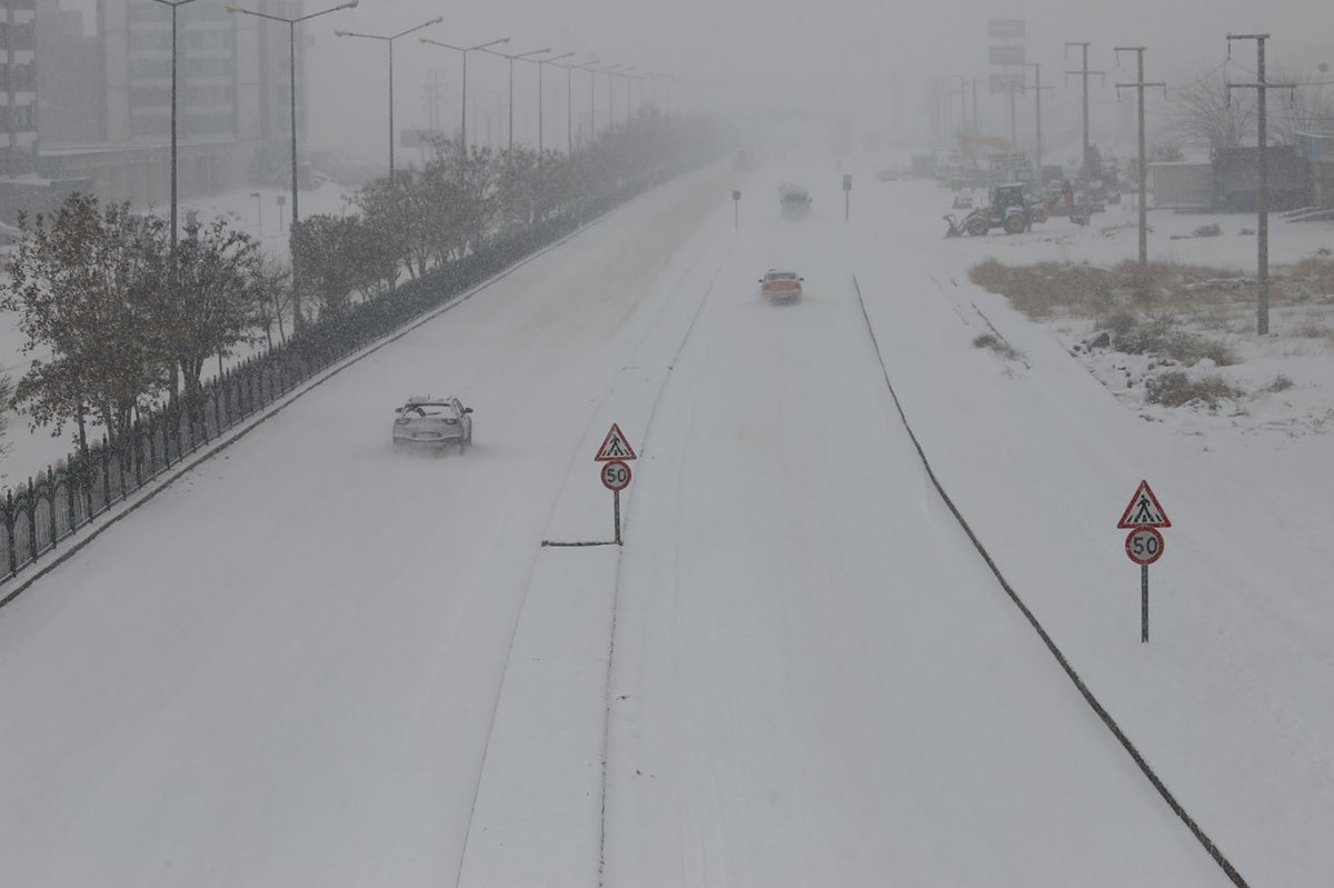 Diyarbakır’da karla mücadele yetersiz kaldı, ulaşım aksadı