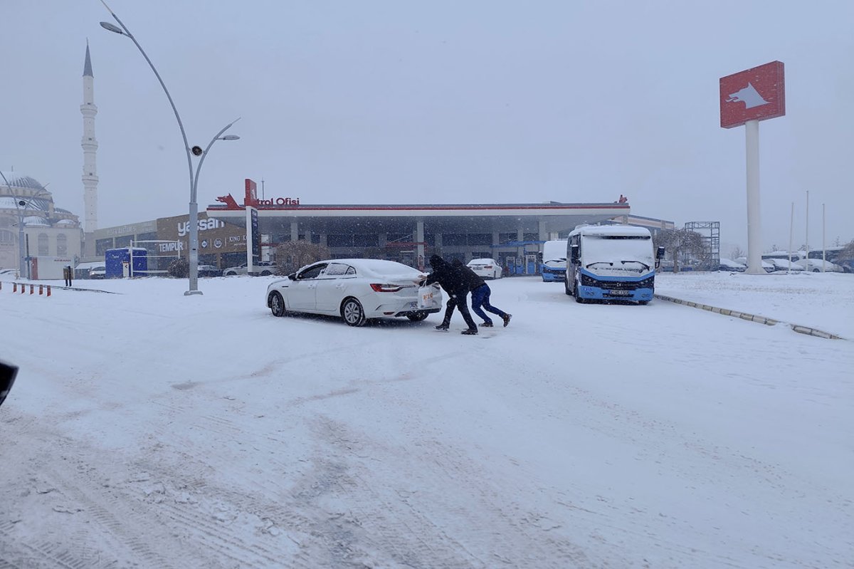 Diyarbakır’da karla mücadele yetersiz kaldı, ulaşım aksadı
