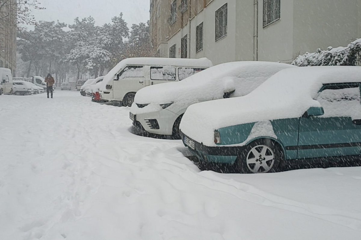 Gaziantep'te gece başlayan kar yağışı devam ediyor