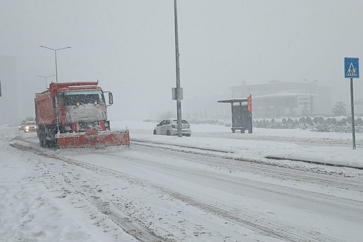 Gaziantep'te gece başlayan kar yağışı devam ediyor