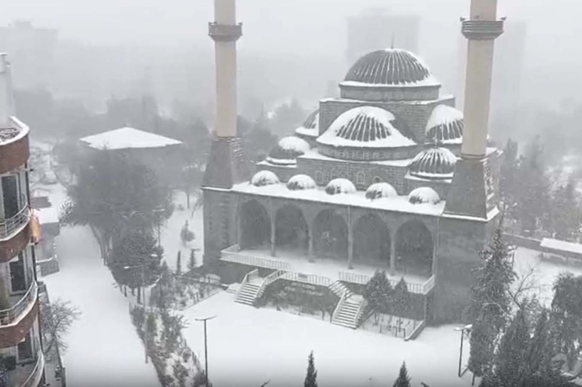 Kar etkisini sürdürüyor: Ulaşımda aksamalar