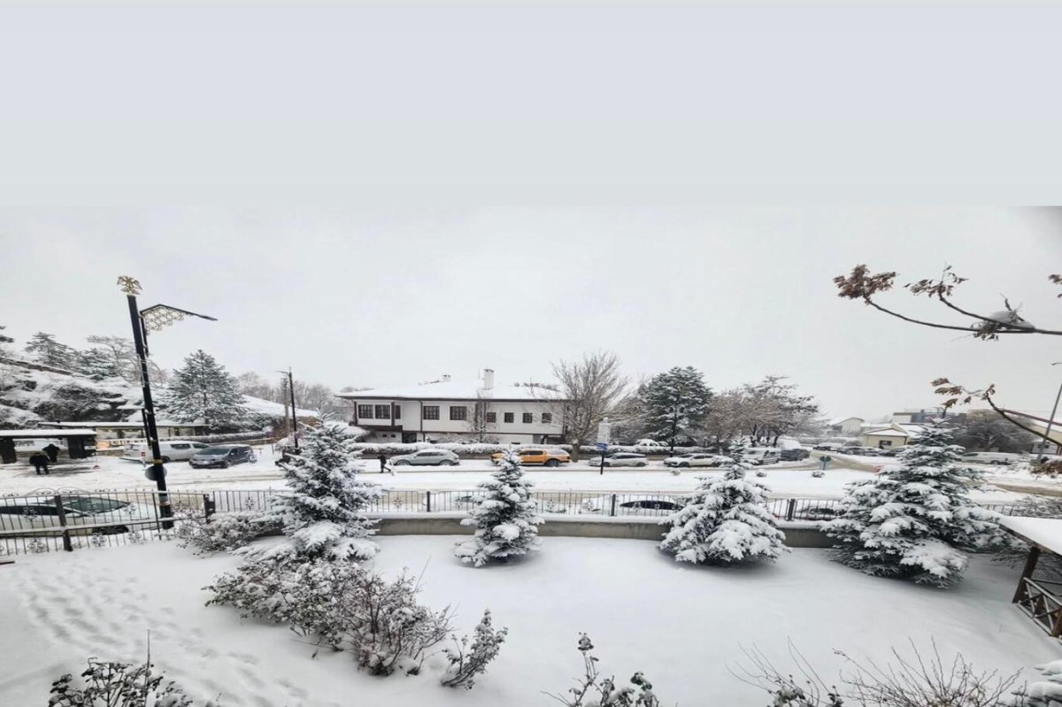 Sivas’ta yoğun kar etkili oldu: Balkonlar dahi beyaza büründü