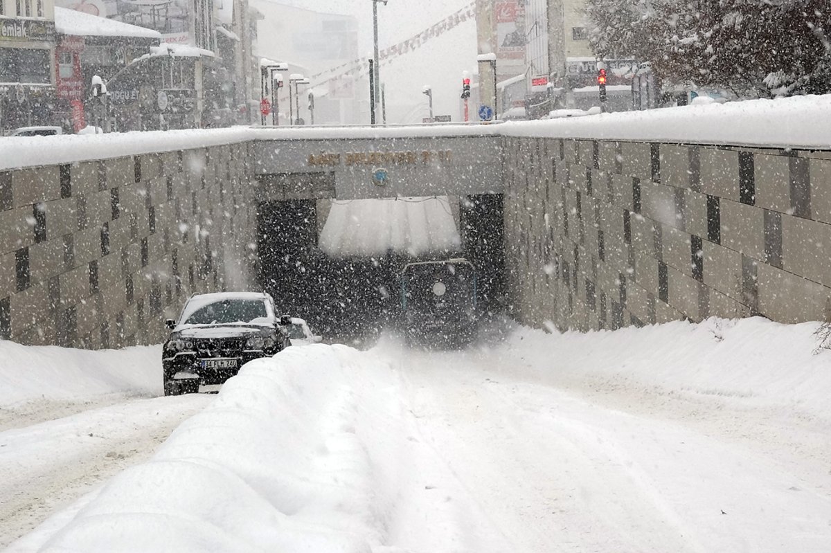 Ağrı'da yoğun kar yağışı nedeni ile yollar kapandı, ekipler yetersiz kaldı