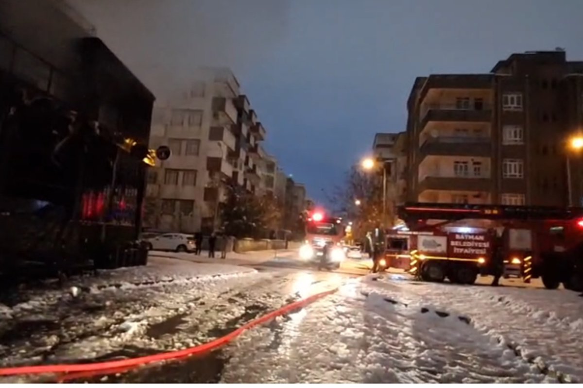 Batman'da gece saatlerinde çıkan yangın kafeyi kullanılamaz hale getirdi