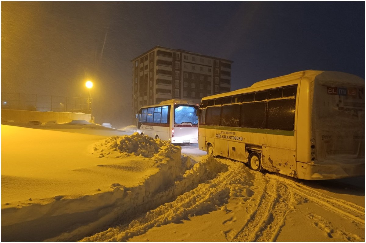 Bitlis’te hayat durdu, 335 yerleşim yeri ulaşıma kapandı.