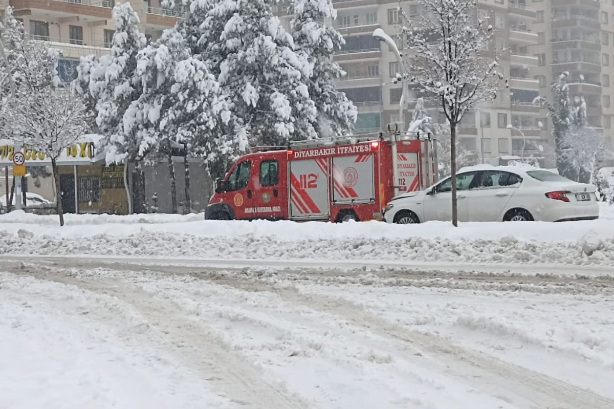 Diyarbakır'da otomobil itfaiye aracına çarptı
