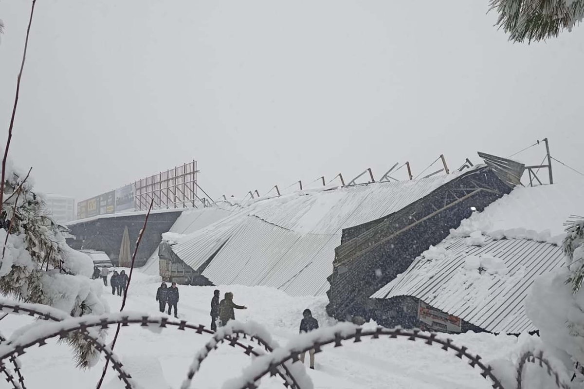 Diyarbakır'da yoğun kar etkili oldu: Çatılar araçların üzerine çöktü