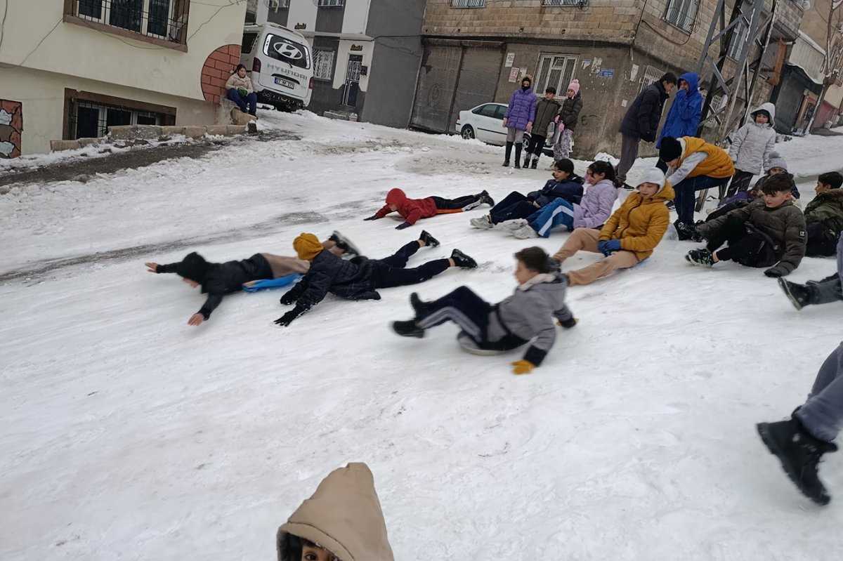 Gaziantep’te yoğun kar yağışı çocuklara eğlence oldu