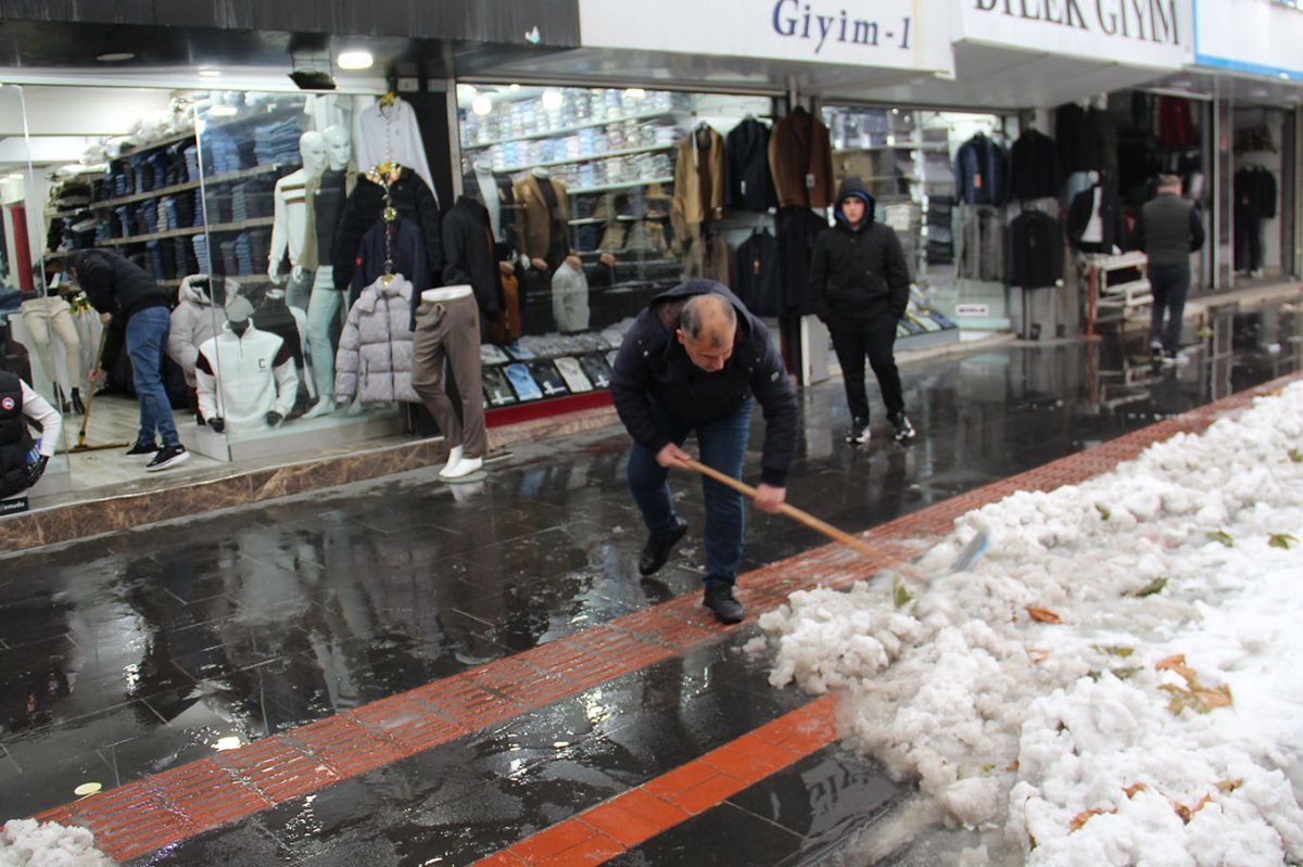 Kar yağışı esnafı olumsuz etkiledi