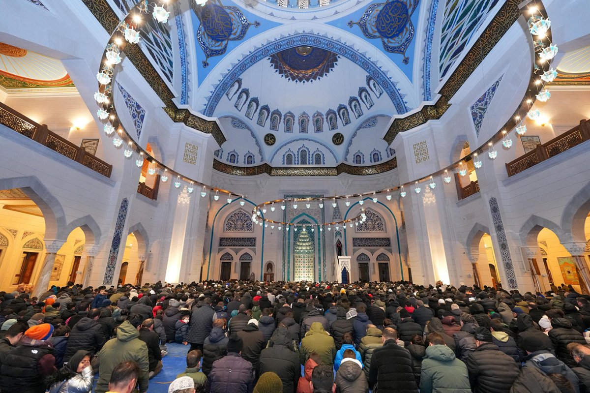 Vali Gül, “Gençlik Uyanıyor, Ailecek Duada Buluşuyor” programına katıldı