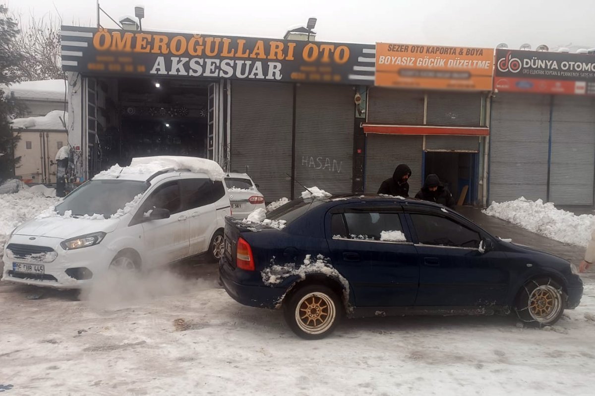 Yoğun kar yağışı sonrası lastikçilerde zincir kuyruğu oluştu