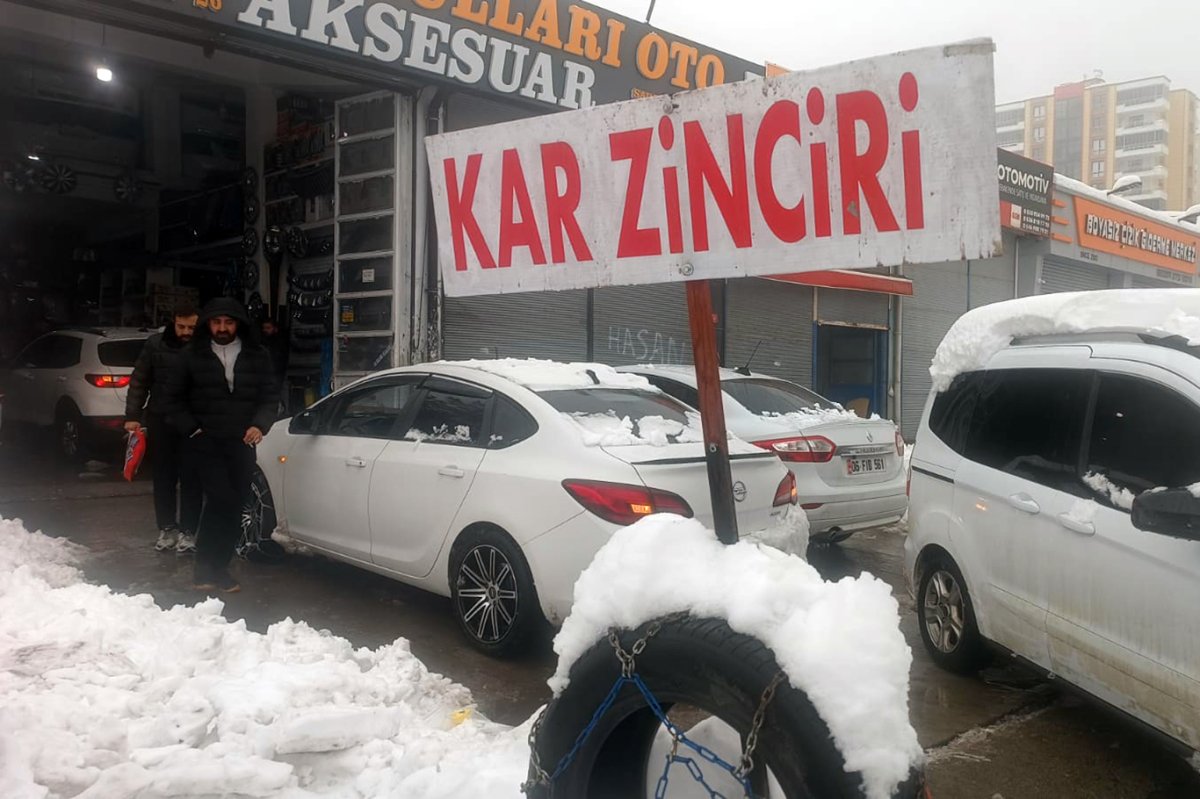 Yoğun kar yağışı sonrası lastikçilerde zincir kuyruğu oluştu