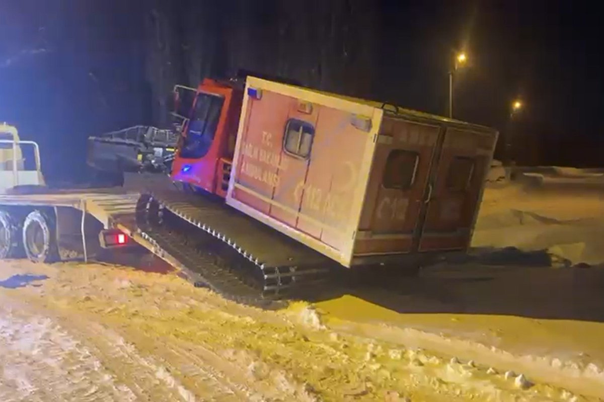 Ağrı'da yolu kardan kapanan köydeki hastaya paletli ambulansla ulaşıldı