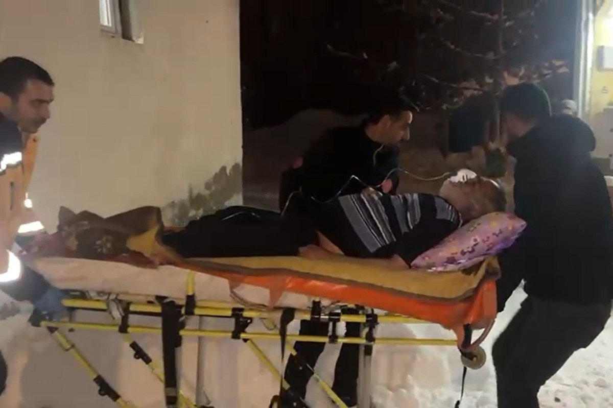 Ağrı'da yolu kardan kapanan köydeki hastaya paletli ambulansla ulaşıldı