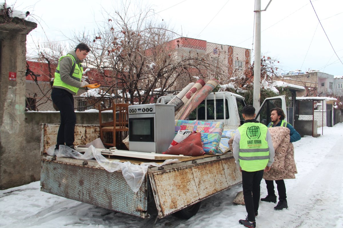 Batman Umut Kervanı'ndan mağdur ailelere ev eşyası ve gıda desteği