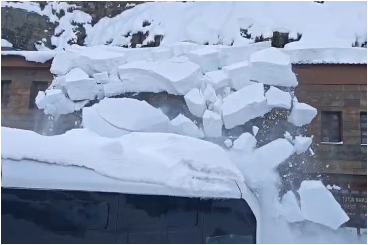 Bitlis’te çatıda biriken kar kütleleri iş makinesinin üzerine düştü