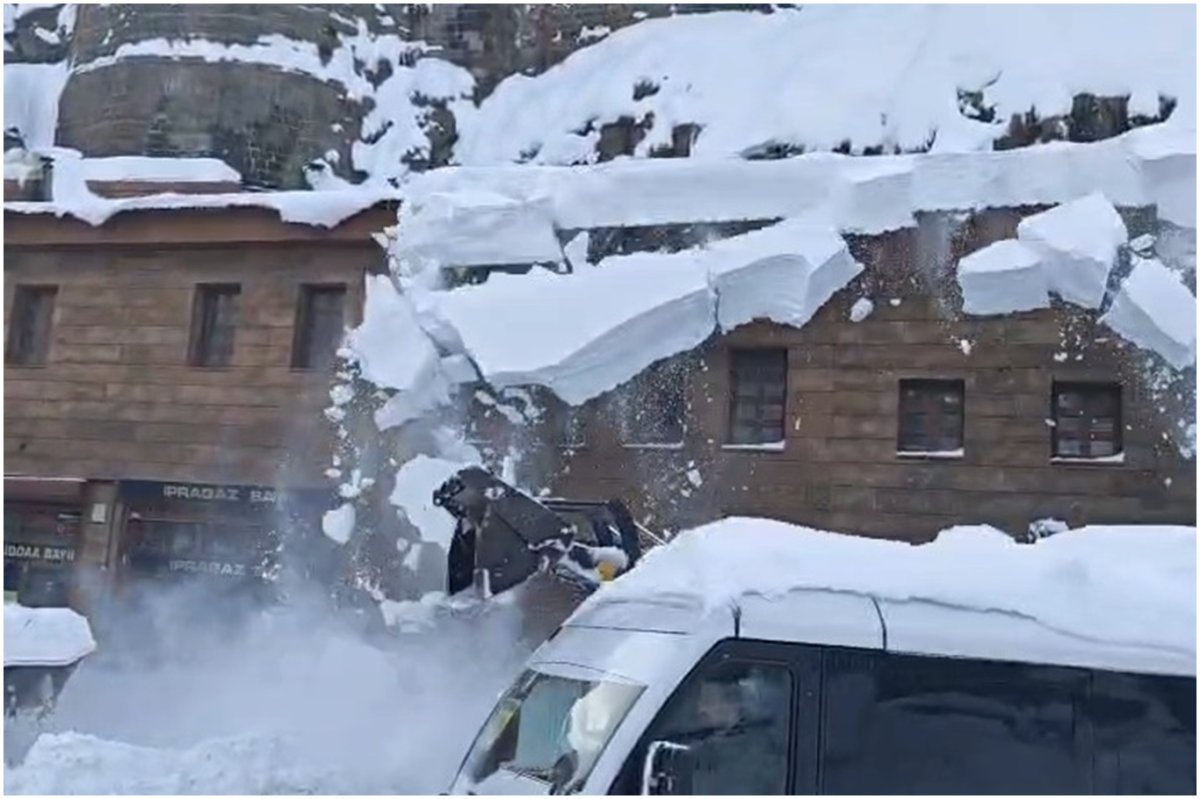 Bitlis’te çatıda biriken kar kütleleri iş makinesinin üzerine düştü