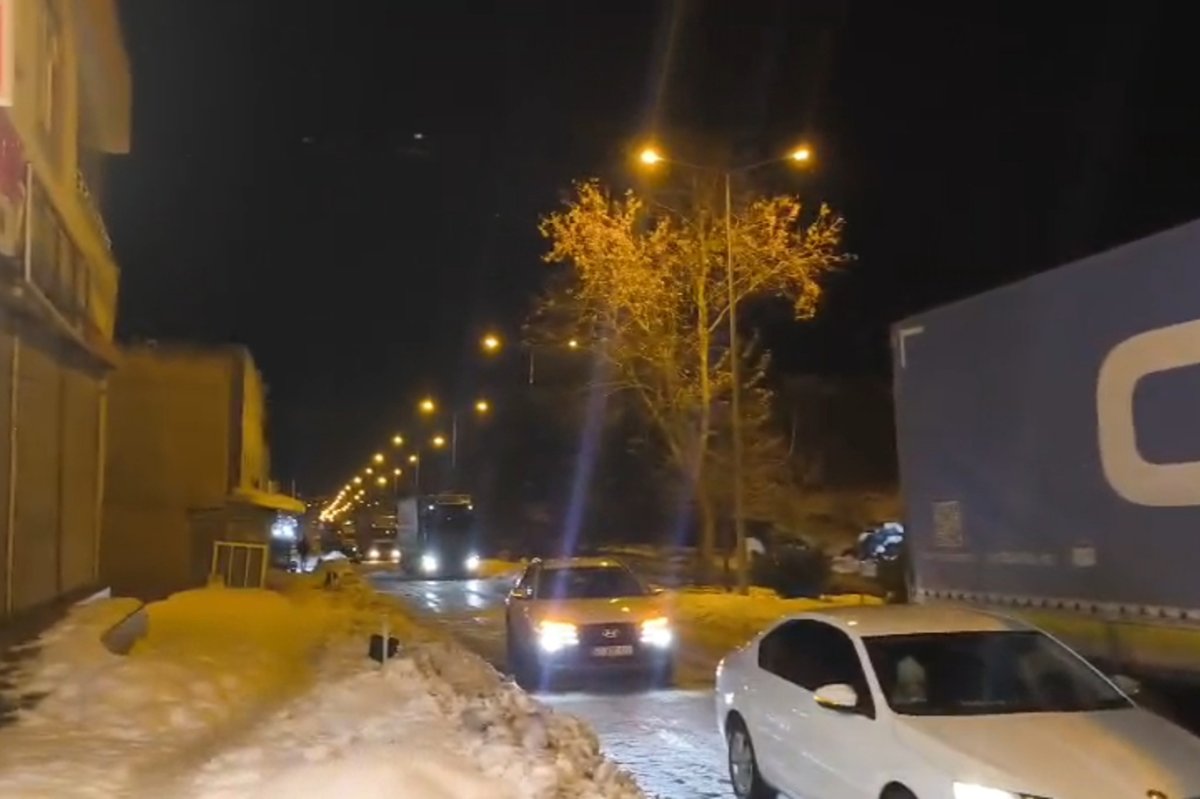 Diyarbakır'da buzlanma nedeniyle onlarca araç yolda kaldı