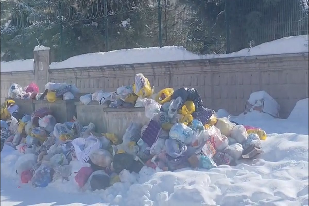 Diyarbakır’da çöp konteynerleri taştı, vatandaşlar tepkili