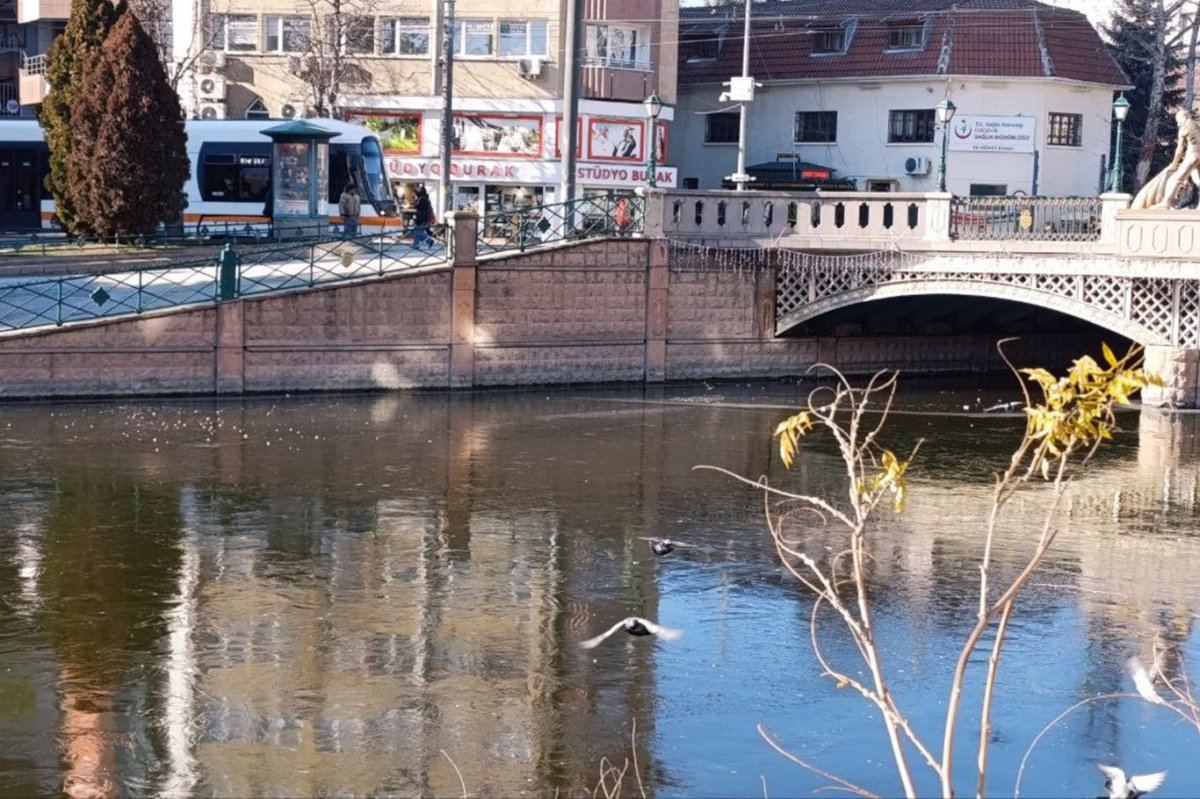 Eskişehir’de dondurucu soğuk: Porsuk Çayı buz tuttu