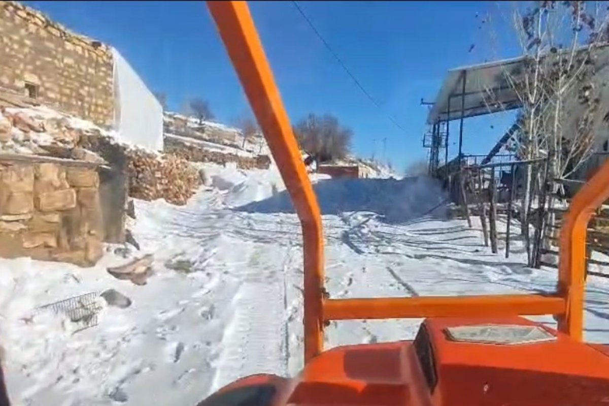 Karda damdan düşüp kolu kırılan kişi, paletli araçla hastaneye ulaştırıldı