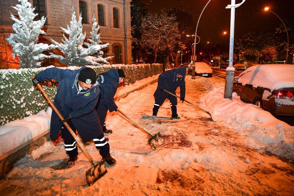 Karla mücadele çalışmaları devam eden Malatya'da 117 mahalle yolu ulaşıma açıldı